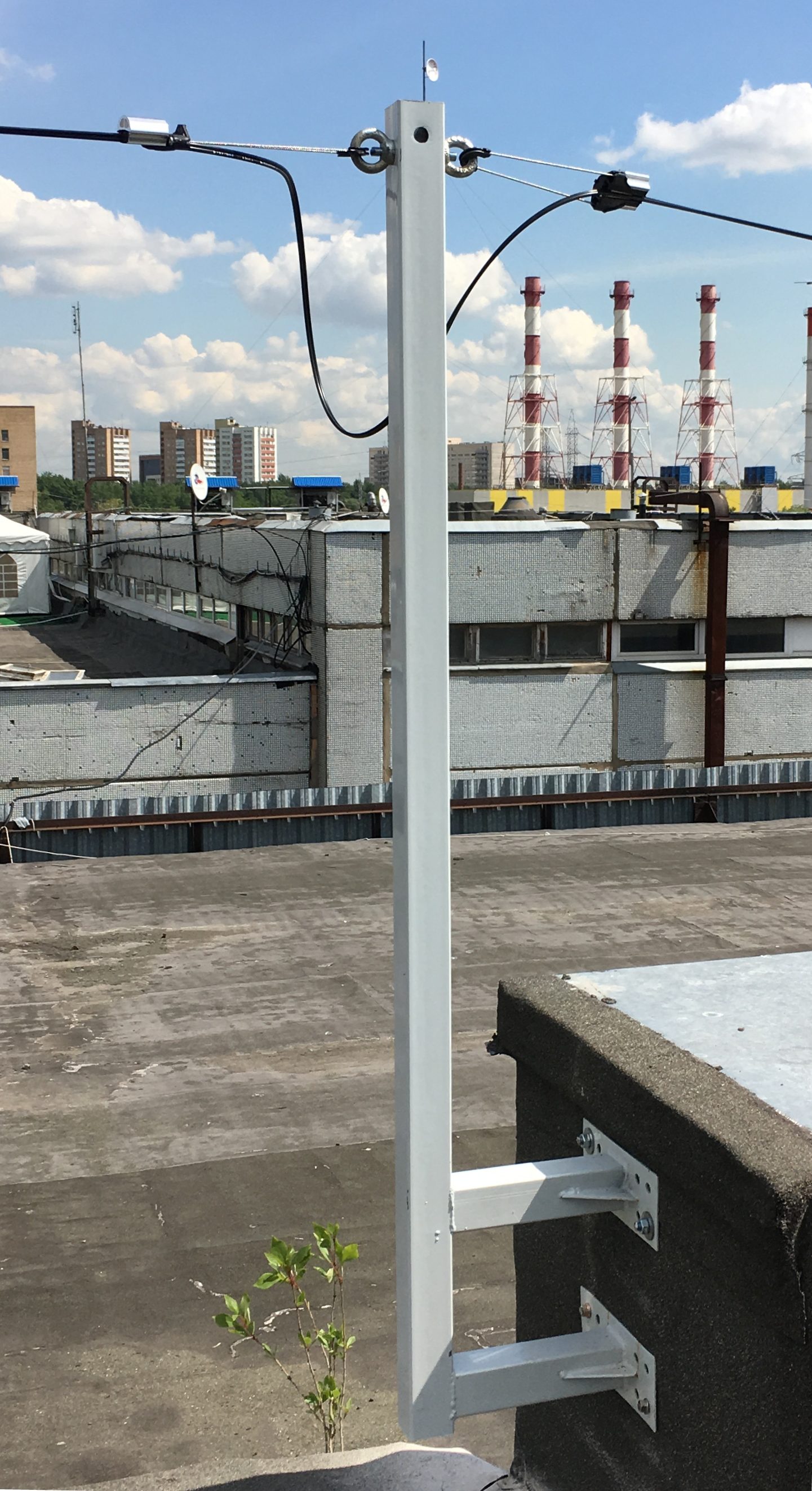 Монтаж воздушной ВОЛС, подвеска кабеля по крышам зданий